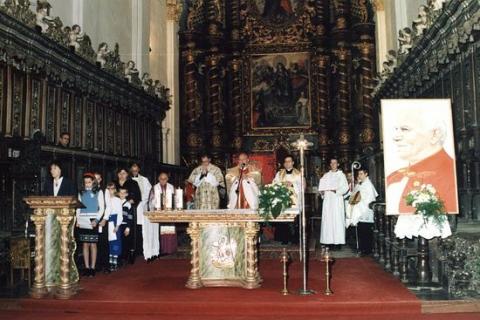 Ksiądz Biskup Jan Bernard Szlaga odprawia Mszę Świętą.