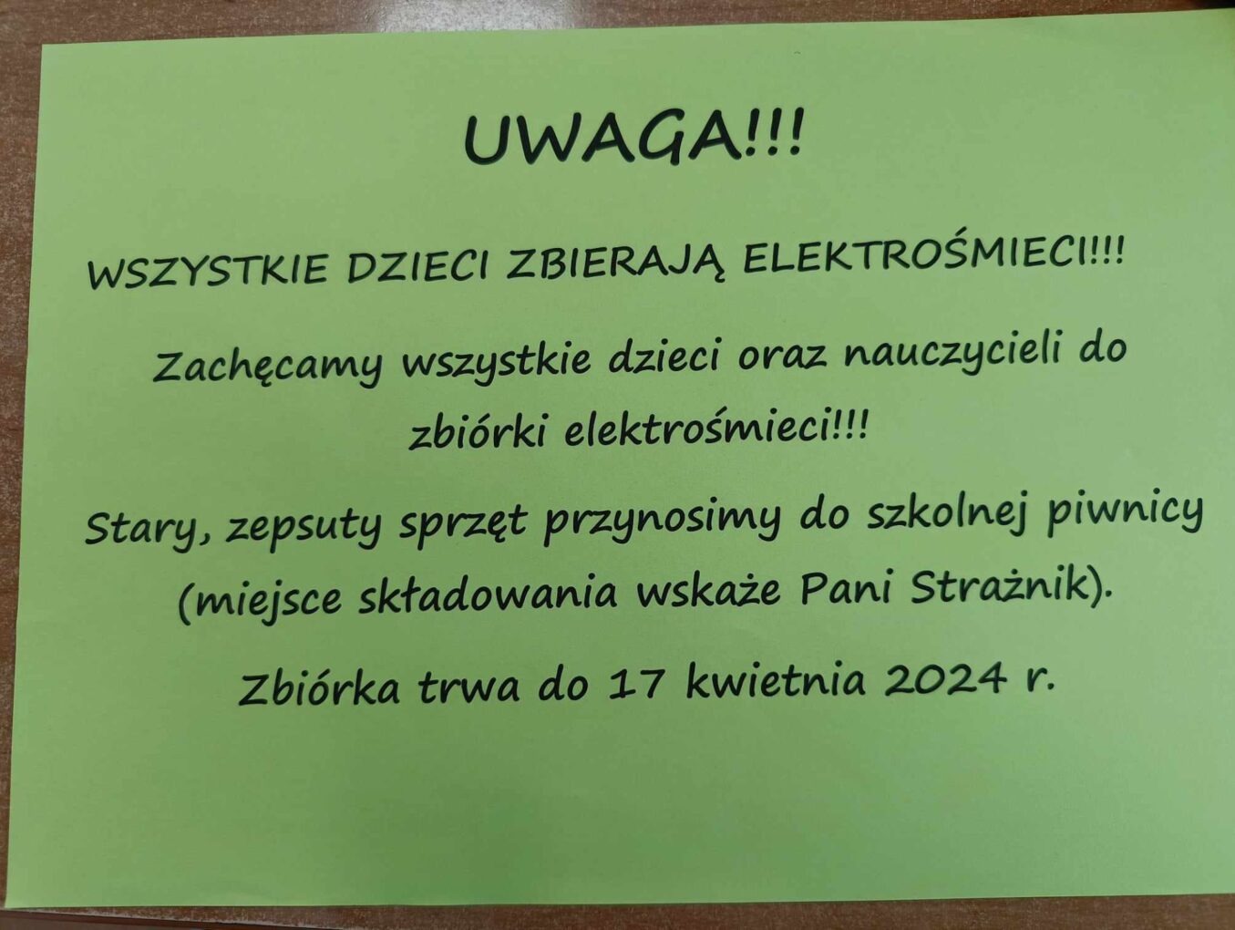 Wszystkie dzieci zbierają elektrośmieci